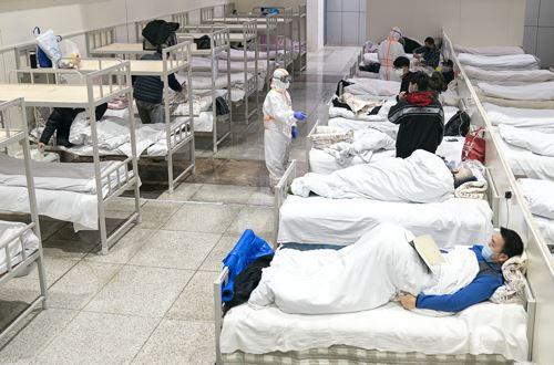 2月5日，武汉首个方舱医院江汉方舱医院开始接收新型冠状病毒感染的肺炎轻症患者。新华社