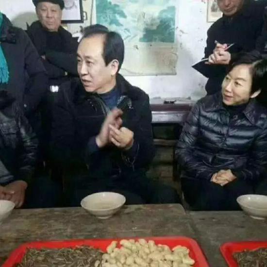 许家印与妻子丁玉梅（前排右一）。