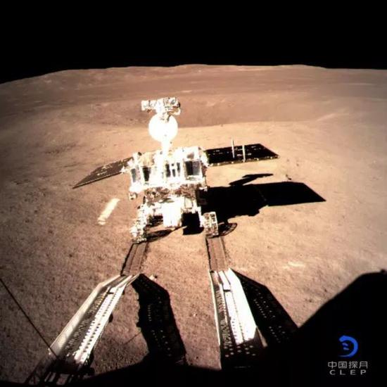 ▲嫦娥四号着陆器监视相机拍摄的玉兔二号巡视器走上月面影像图。（香港星岛环球网）