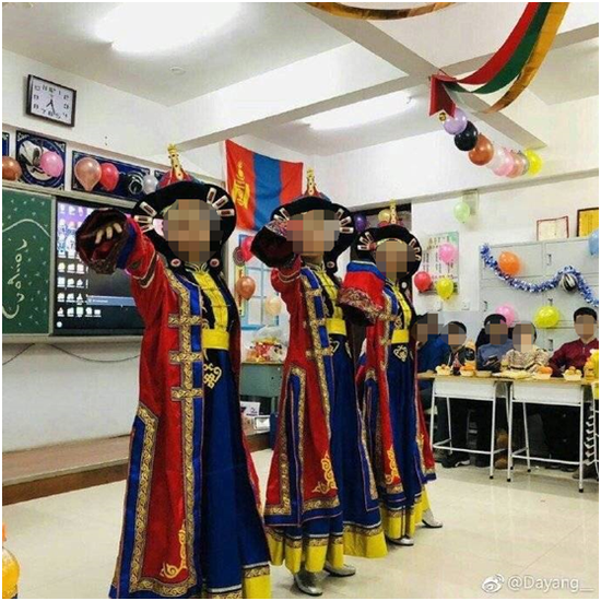 内蒙古赤峰一所中学挂蒙古国国旗国徽?官方回