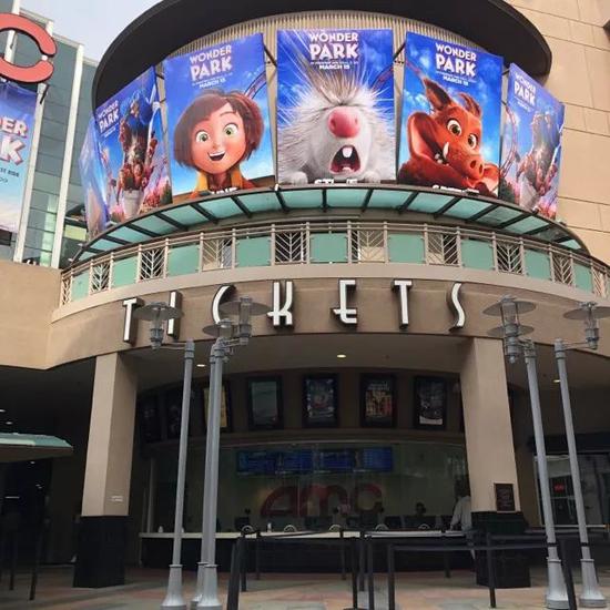  作者观影的AMC影院售票处醒目地悬挂着新片《奇幻游乐园》的海报
