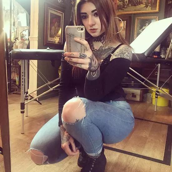 英国女子:我脸上有纹身 就不配得到正常的工作?