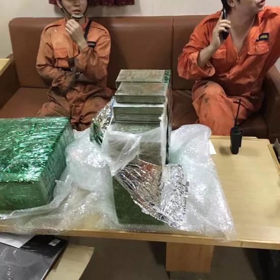 泰国警察上船搜获48公斤海洛因，左边为饶小虎，右边为白明宇。受访者供图