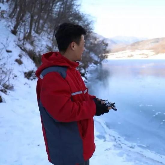 东北冬天咋送快递 快递小哥改装玩具车冰上送急