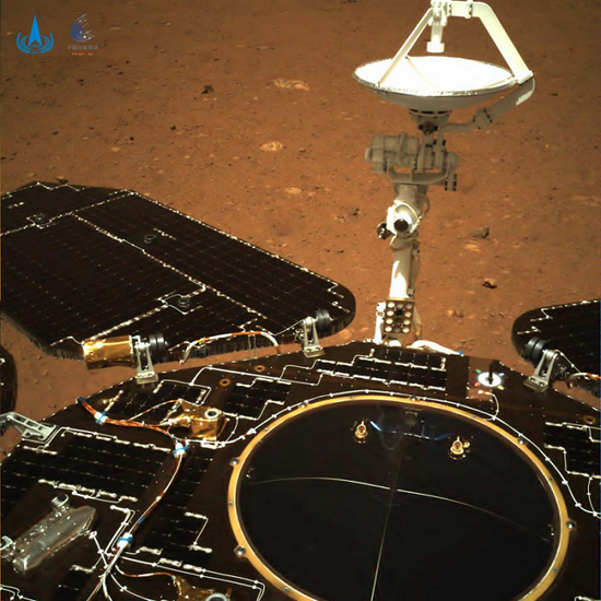 △由导航相机拍摄,镜头指向火星车尾部。图中可见火星车太阳翼、天线展开正常到位;火星表面纹理清晰,地貌信息丰富。