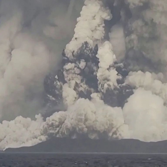 火山爆发产生了大量火山灰。图源：scmp