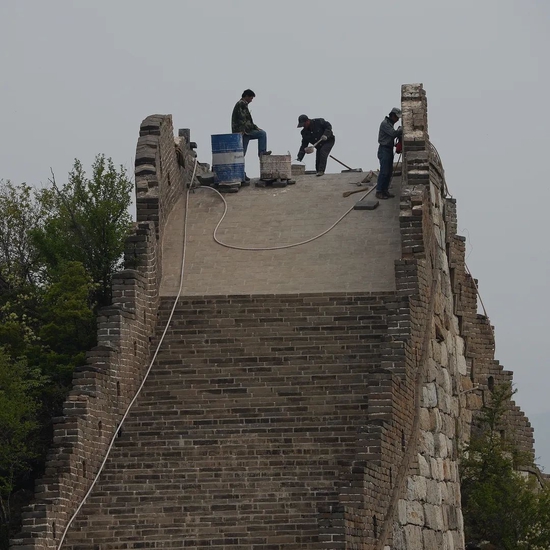 2017 年5月3日，箭扣长城修缮工地，工人们在山顶的长城上施工。