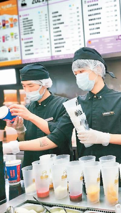 4月6日，在北京市朝阳区合生汇的一家奶茶店，调饮师在为顾客准备奶茶。本报记者 乔 彩摄