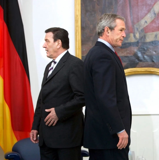 ·时任德国总理施罗德（左）曾拒绝参与时任美国总统布什（右）发动的伊拉克战争。