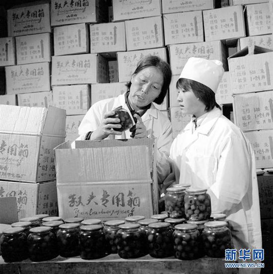 年轻时的申纪兰(左)带领群众脱贫致富。图据新华网