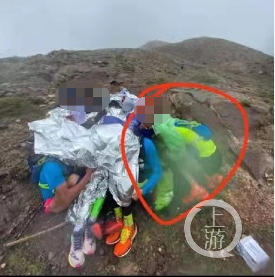 ▲5月22日,在甘肃省白银市景泰县黄河石林景区举行的黄河石林山地马拉松百公里越野赛遭遇极端天气,这是参赛人员在抱团自救。图片来源/受访者