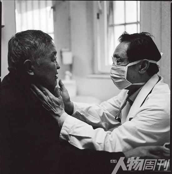 钟南山为从甘肃赶来的患者检查 图 / 本刊记者 大食