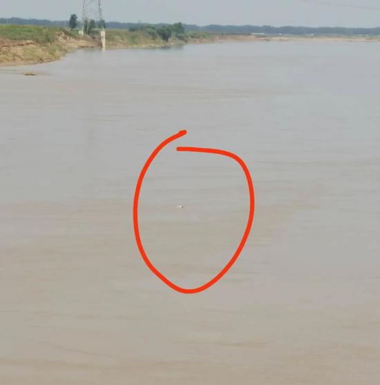 北京日报|女子桥上唱歌拍到有人跳河 民警追出13公里