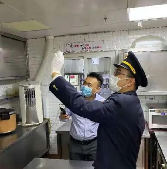 上海知名餐厅老鼠上蹿下跳吓坏食客 服务员：很