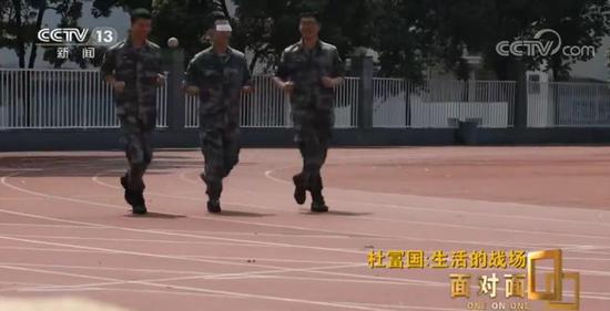 为什么要写“永远前进”?杜富国:因为我不向后看