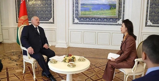 卢卡申科接受中国媒体采访。图源：belta