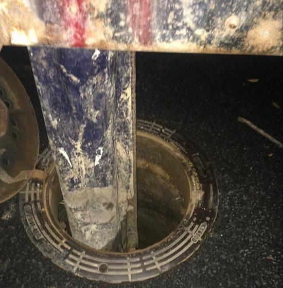  涉事槽罐车正在往市政管网偷排泥浆。