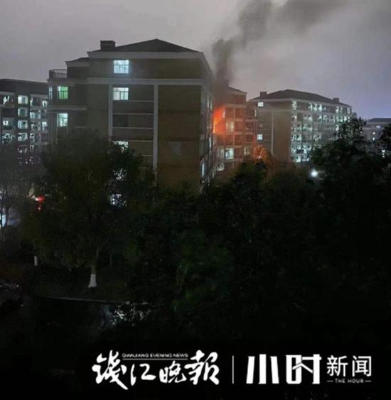 浙工大宿舍楼起火火焰冲出窗外 多名被困女生获