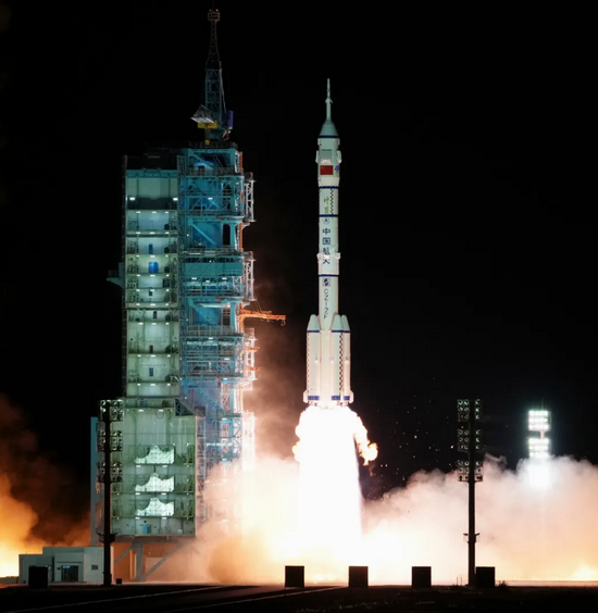 资料图:北京时间2021年10月16日0时23分,搭载神舟十三号载人飞船的长征二号F遥十三运载火箭,在酒泉卫星发射中心按照预定时间精准点火发射