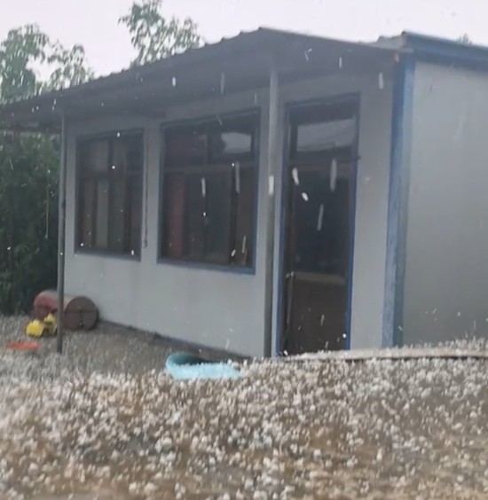 河北多地遭强对流天气侵袭，冰雹有鸡蛋大小，当地农民：西瓜被砸坏，现在几乎是颗粒无收了