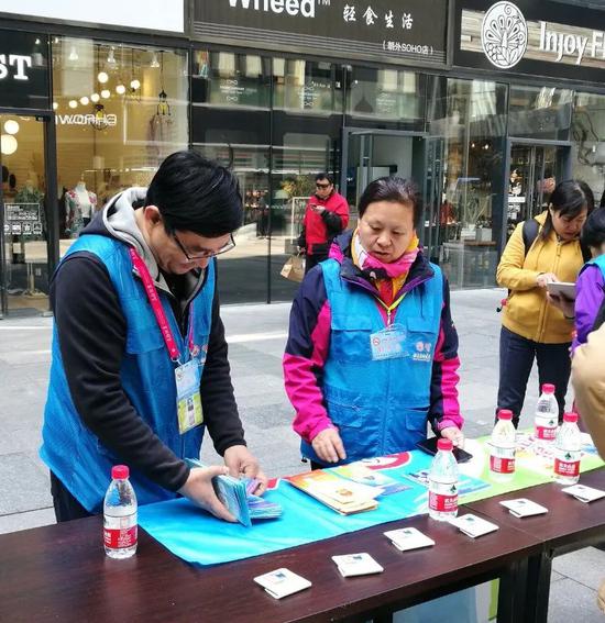 北京朝阳控烟分队志愿者李华（左一）每周都会走上街头宣传控烟。图/受访者提供
