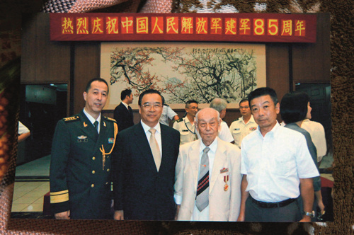 2012年，小林宽澄（右二）参加中国驻日使馆庆祝建军85周年纪念活动。（人民网）