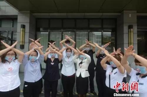 资料图:控烟志愿者拼出禁烟图案。 孟德龙 摄