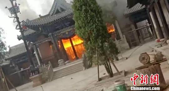 图为附近居民拍摄的火灾现场。 视频截图 摄
