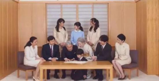 日本天皇家族:日本公布新年号 但新天皇一心只想做“宠妻狂魔” △到了2014年,悠仁已经是绝对的C位。