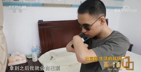 为什么要写“永远前进”?杜富国:因为我不向后看
