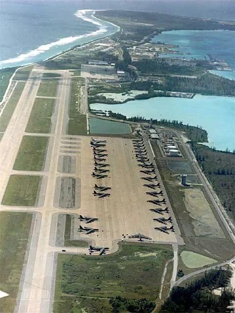  ▲部署在迪戈加西亚岛基地的美军B-52轰炸机群航拍图