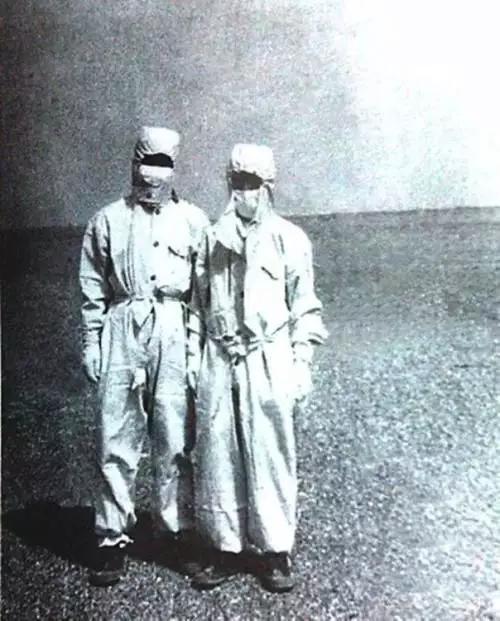 邓稼先夫人:邓稼先妻子许鹿希33年不愿搬家 因为这原因 1979年邓稼先(左)在新疆核试验基地的戈壁滩上