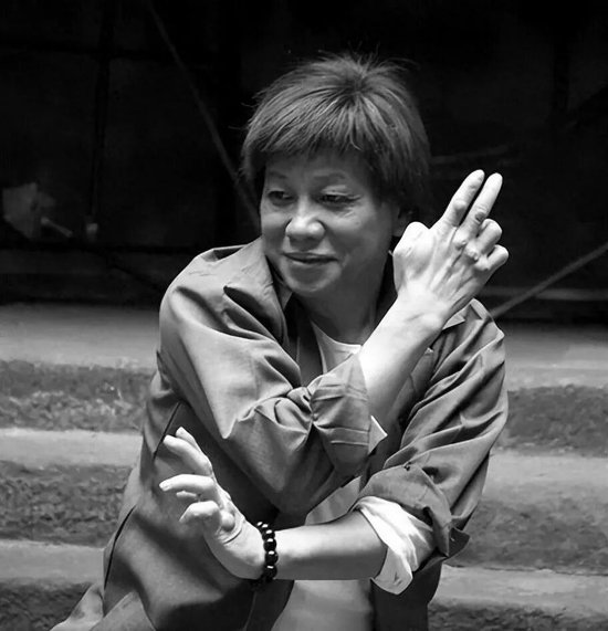 梁小龙死因公开：因心脏衰竭离世 家属澄清其年龄误解：实际出生于1951年8月9日，享年75岁