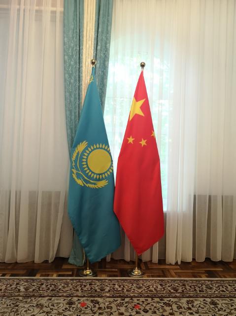 △习主席与哈萨克斯坦总统托卡耶夫握手合影处。（国广记者吴倩拍摄）
