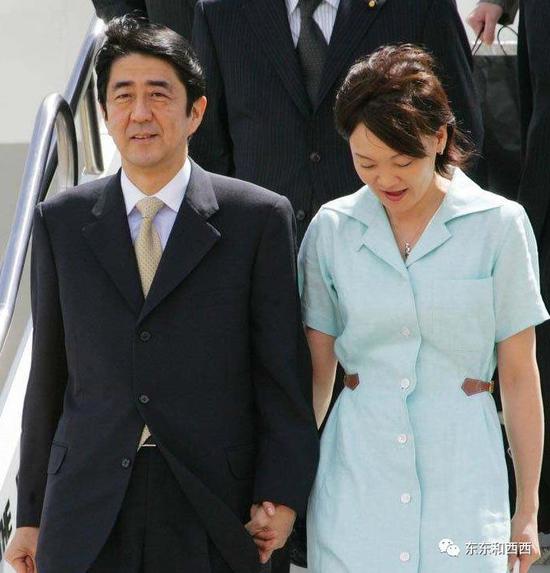 安倍夫人穿条短裙被吐槽其实她是个另类的合影杀手 手机新浪网
