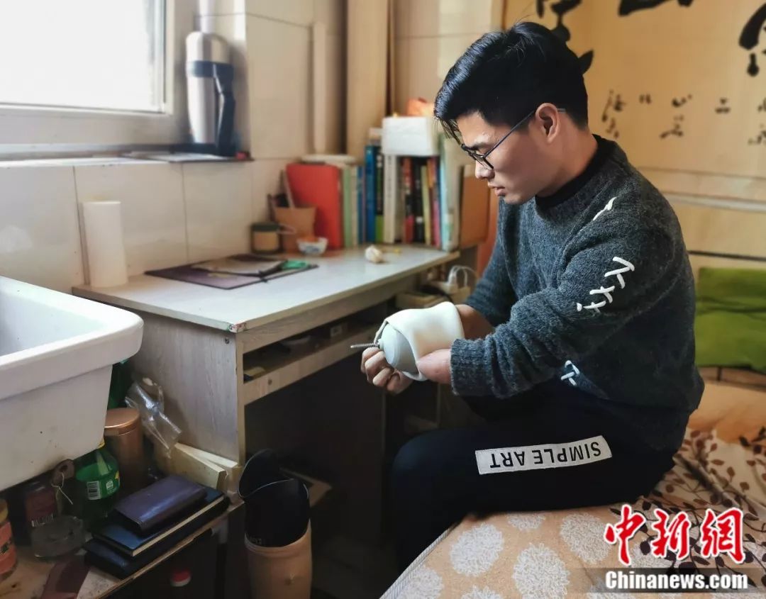 独腿独臂送外卖 “90后”小伙公开征婚引全网站