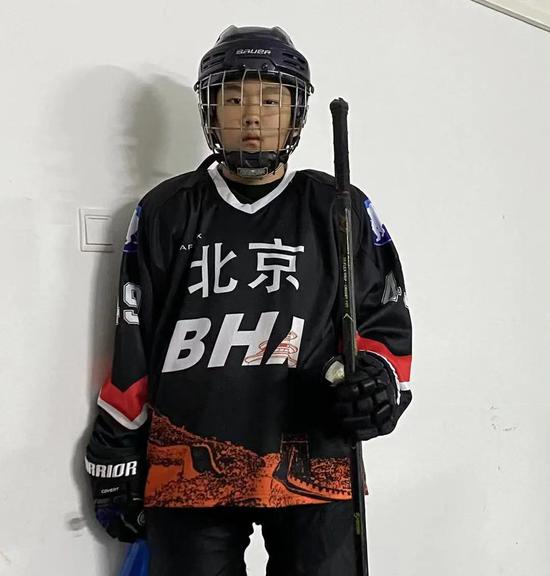 官子钊入选北京市青少年冰球队后身着队服照片