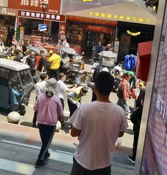 西安一男子當街毆打交警後被群眾製服 目擊者：交警全程未還手 - 新浪香港