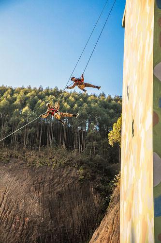1月4日，武警广西总队来宾支队特战队员进行攀登侧身下滑训练。新华社发（果志远 摄）