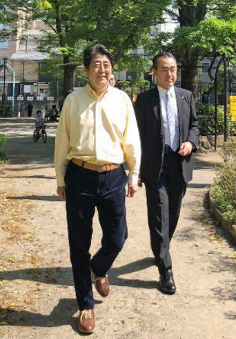 安倍忙里偷闲公园散步感叹时隔50年再来很怀念 手机新浪网