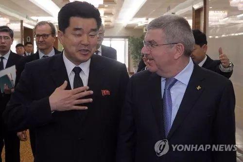 3月29日,国际奥委会主席巴赫(右)抵达平壤。朝鲜体育相金一国前来迎接。(韩联社/法新社)