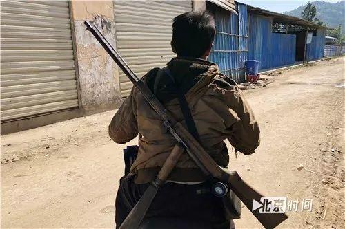 缅甸猎人上山打猎 将动物卖给店家营生