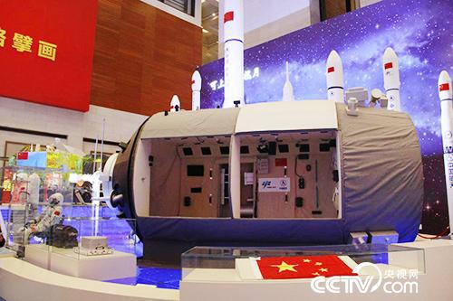 这是“天宫二号”空间实验室1：1透视模型。