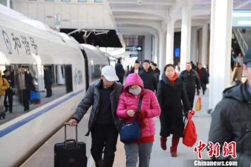 资料图:正在准备上车的旅客。张学鹏 摄