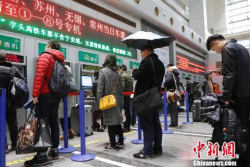 资料图：旅客在铁路上海站售票大厅排队购票。殷立勤 摄