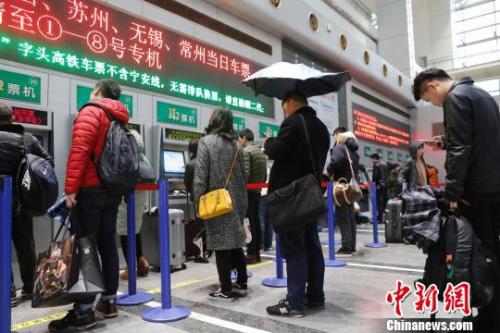材料图:旅客在铁路上海站售票小年夜厅排队购票。(材料照片) 殷立勤 摄 材料图:旅客在铁路上海站售票小年夜厅排队购票。殷立勤 摄