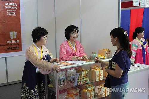 2015年，越南世博会上，朝鲜展台推出高丽参等特产。（韩联社）