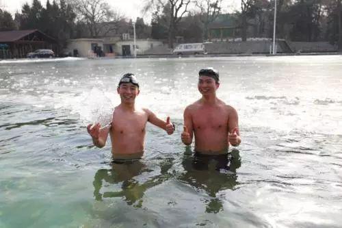 尹西明（左）和罗宏图（右）在冰水中。