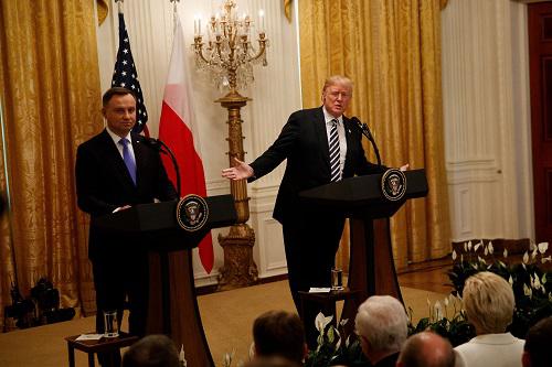 2018年9月18日，杜达到访华盛顿，重提要美国在波兰设立永久军事基地。特朗普说，会“认真考虑”这一提议。 新华社发