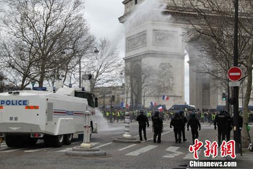 当地时间3月16日，巴黎发生大规模示威。这是巴黎自去年11月以来遭遇的第18轮示威，据法国内政部的统计，有10000人在巴黎参与示威。大批示威者当天在凯旋门聚集。李洋 摄